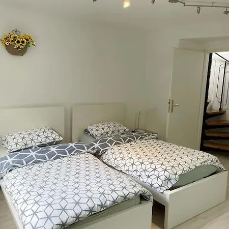 Apartment Near Messe And Airport, 2-bedroom Duplex With Kitchen And Garden Dusseldorf