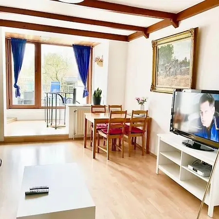 Near Messe And Airport, 2-bedroom Duplex With Kitchen And Garden