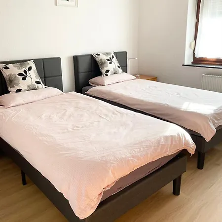 Daire Messe With 2 Bedrooms, Kitchen And Garden Düsseldorf