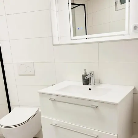 Messe With 2 Bedrooms, Kitchen And Garden *