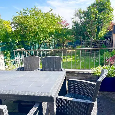 Messe With 2 Bedrooms, Kitchen And Garden Apartmán