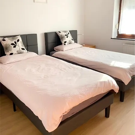 Messe With 2 Bedrooms, Kitchen And Garden Apartmán