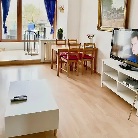Messe With 2 Bedrooms, Kitchen And Garden Apartmán