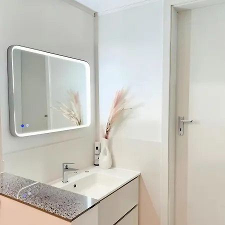 Messe With 2 Bedrooms, Kitchen And Garden Apartmán *