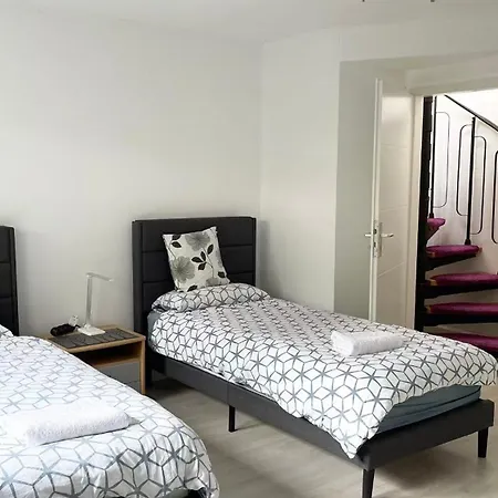 Messe With 2 Bedrooms, Kitchen And Garden Apartmán *