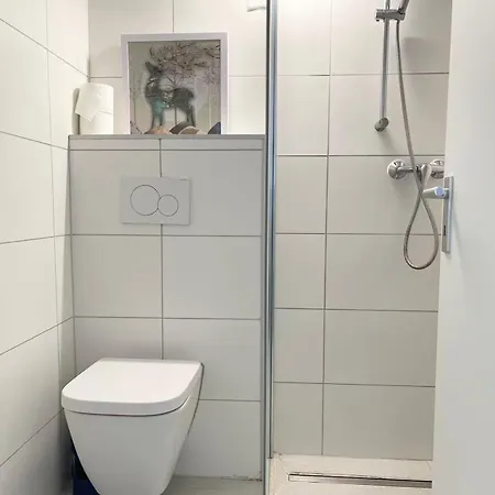 Apartmán Messe With 2 Bedrooms, Kitchen And Garden