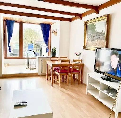 Messe With 2 Bedrooms, Kitchen And Garden