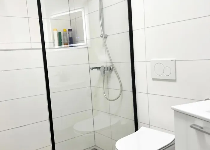 Messe With 2 Bedrooms, Kitchen And Garden *